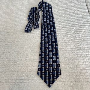 Evan Picone 100% Silk Blue Geometric Necktie 57 inch Length